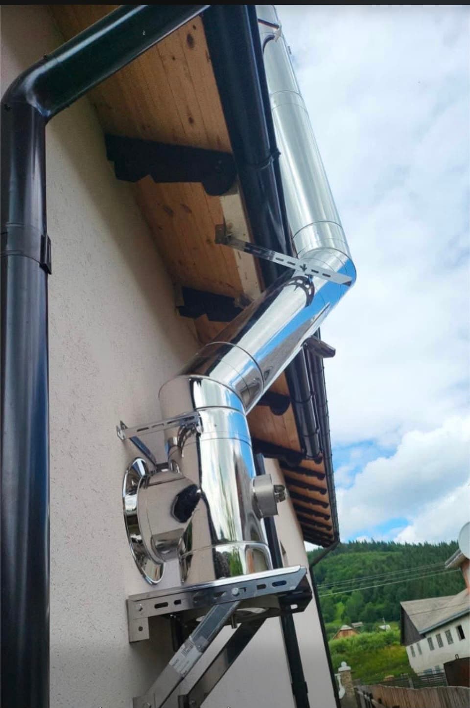 Coș inox izolat pe perete exterior