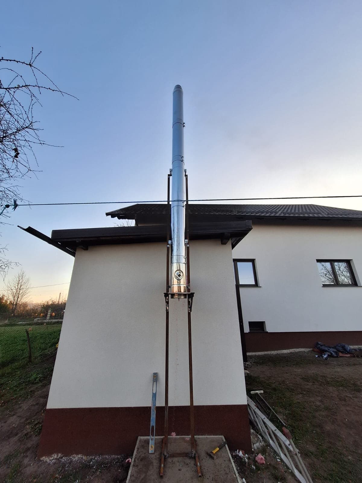 Coș inox montat la interior lângă sobă