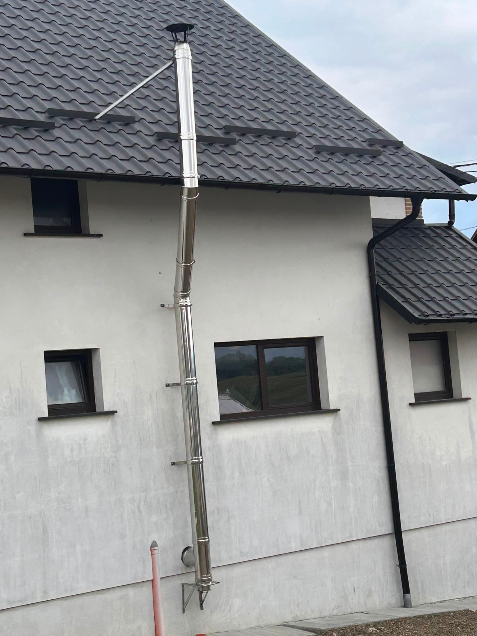 Coș izolat finalizat pe perete exterior